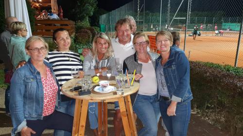 Nennschluss Damen und Herren Doppel